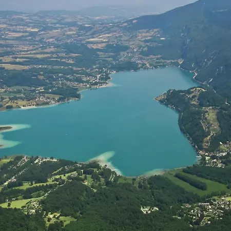Camping Mobile Au Bord Du D'aiguebelette